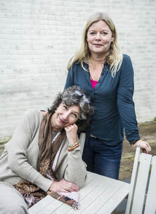 Sandra van Kolfschoten (r) en Esther Cohen maken huidhonger bij weduwen bespreekbaar. © Koen Verheijden